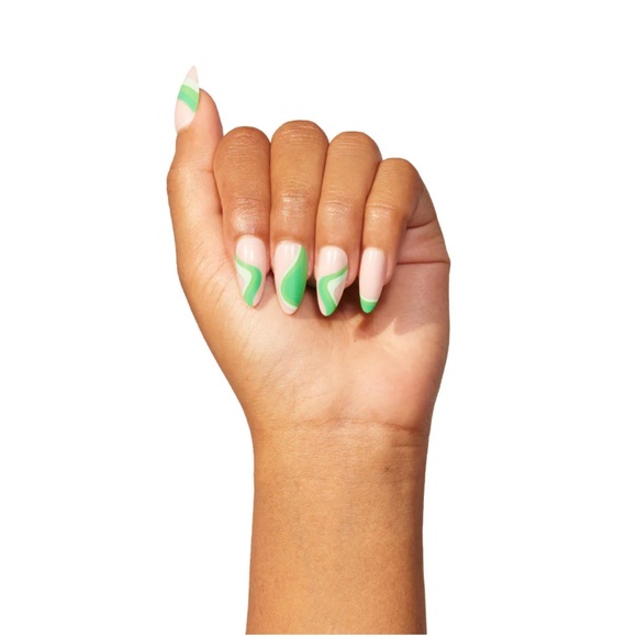 Groovy Green press on reuseable press on nails by Glamnetic - Picture 2 of 8